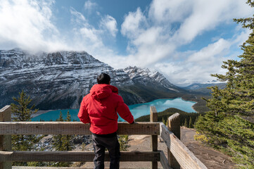 Fototapeta na wymiar Man standing and looking the view of Peyto lake at Banff national park