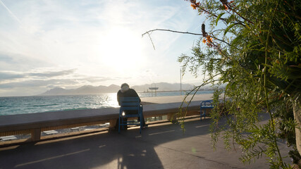 Nachdenklich am Meer
eine ältere Person ließt ein Buch auf der Promenade kurz vor Sonnenuntergang