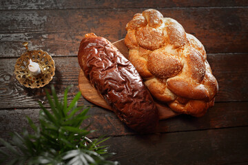 Challah, yeast bread.
Traditional bread of Jewish cuisine.