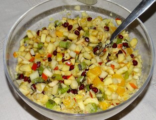 Obstsalat in einer Glasschüssel