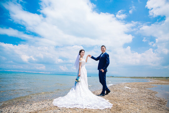 Couples take wedding photos by the sea and by the lake.