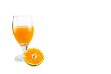 A glass of fresh orange juice with a slice of cut orange © SOPONE