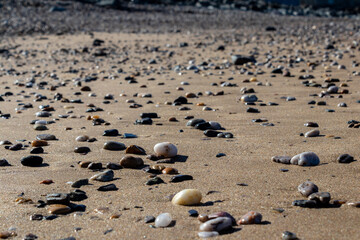 Fototapeta na wymiar plage de sable et galets