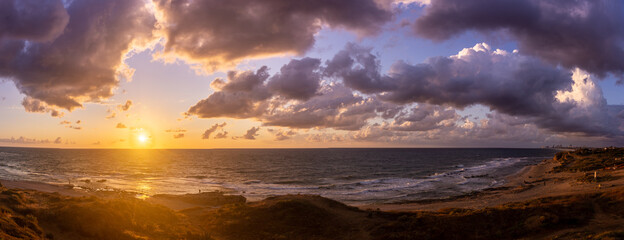 Fototapeta na wymiar Sunset clouds on sea beach of romantic vacation