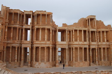 Obraz premium Historical Roman Era ruins in the Sahara desert 