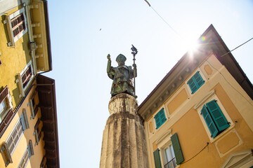 Fototapeta premium Denkmal in Salo , Gardasee