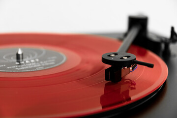 Platenspieler mit rotem Vynil