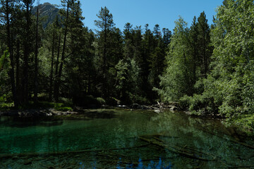ri&oacute; tranquilo de aguas cristalinas