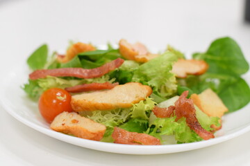 Ensalada verde de pollo y bacon