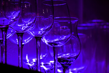 11 Wine glasses and glasses on a shelf in a bar