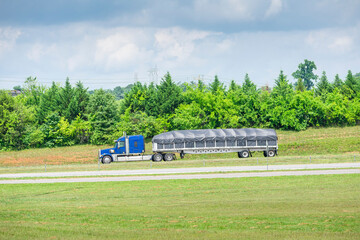 Fototapeta premium Blue 18-Wheeler With Covered Bed Travels A Tennessee Highway