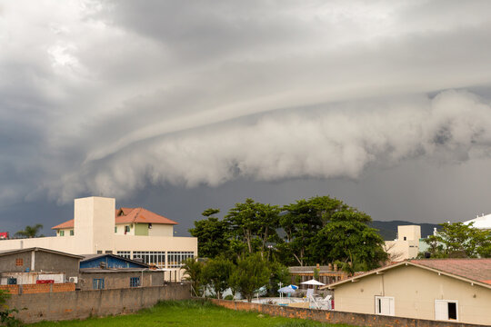 Nuvem de tempestade avan&ccedil;ando sobre Florian&oacute;polis - Santa Catarina - Brasil