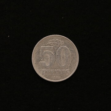 Nahaufnahme einer ehemaligen Ostdeutschen 50 Pfennig M&uuml;nze