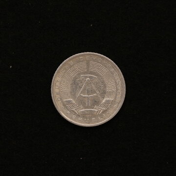 Nahaufnahme einer ehemaligen Ostdeutschen 50 Pfennig Münze