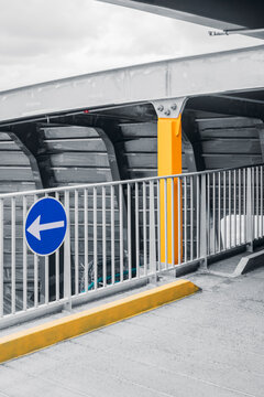 Please exit along the yellow line