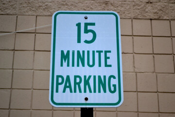 Obraz premium 15 Minute Parking Green and White Signage Outdoors