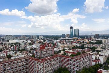 Vista aérea panorámica de la Ciudad de México, desde la Colonia Del Valle sobre un edificio...