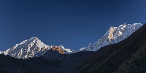 Photo sur Aluminium brossé Manaslu Cheo Himal & Himlung Himal stunning summits on Nepal-Tibet border as seen on descent from Larkya La pass to Bimtang village, Manaslu Circuit trek, Manaslu Himal,  Gorkha district, Nepal Himalaya.