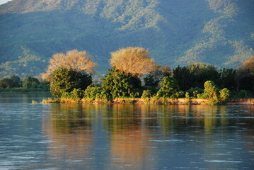 Zachód słońca nad rzeką Zambezi w Parku Narodowym Mana Pools w samym środku lata w...