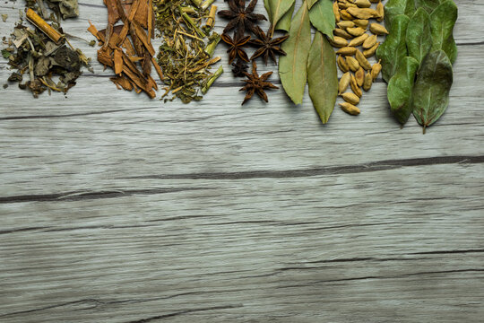 mix de hierbas arom&aacute;ticas sobre madera, an&iacute;s estrellado, laurel, boldo, canela, matico cardamomo y paico 