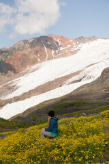 Naklejka premium hiker in the mountains sitting down at Mount Baker-Snoqualmie National Forest