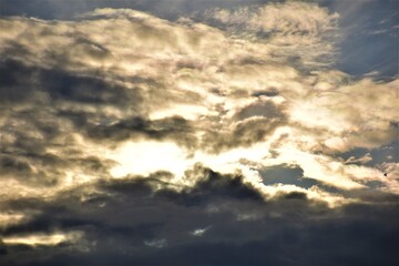 Słońce za chmurami 