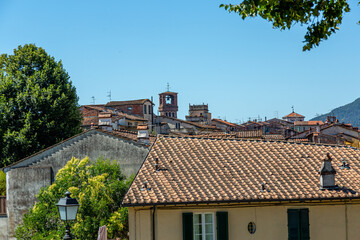 Fototapeta na wymiar Stadtmauer und Stadttore von Lucca Stadttore mit Innen- und Aussenansicht zusätzlich Aufnahmen von der Stadtmauer in die Stadt fotografiert