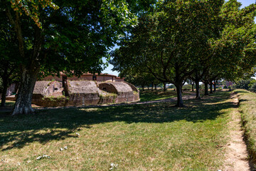 Stadtmauer und Stadttore von Lucca Stadttore mit Innen- und Aussenansicht zus&auml;tzlich Aufnahmen von der Stadtmauer in die Stadt fotografiert