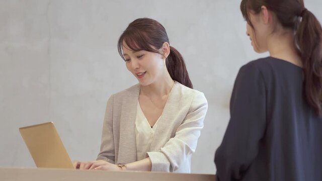 カウンターで接客をする女性