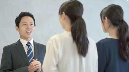 接客をする男性従業員