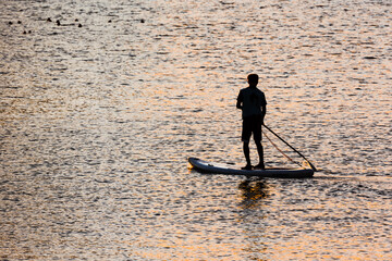 早朝の横浜みなとみらい、SUPをする人のシルエット・日本