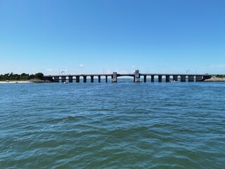 Obraz premium Bridge at the shore, Blue sky with clear water
