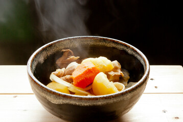 湯気立ちのぼる肉じゃが