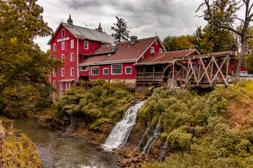 Fototapeta na wymiar old mill on the river