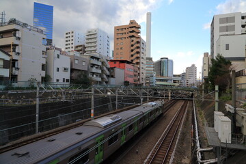 山手線を走る電車と上池袋の風景