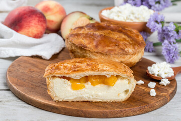 Pie with curd and apricot cut in half