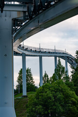 空中を走るレールと空が面白い