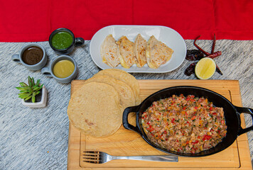 Comida mexicana sobre la mesa