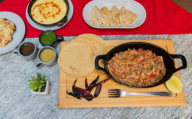 Comida mexicana sobre la mesa