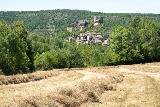 Penne, village médiéval perché sous son château dans les gorges de l'Aveyron entre Montauban et Albi