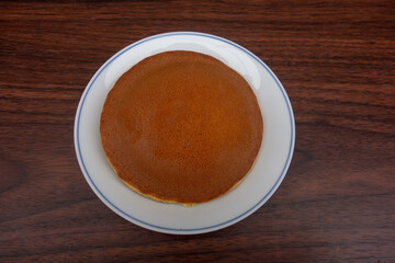 白い皿の上のどら焼き