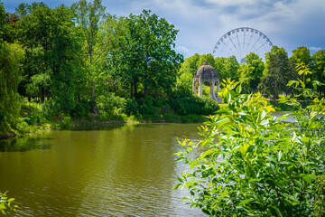 Marientempel und Riesenrad im Satdtpark Rotehorn in Magdeburg im Sommer