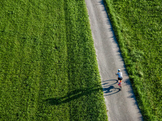 Radfahrer auf Feldweg in Luftaufnahme