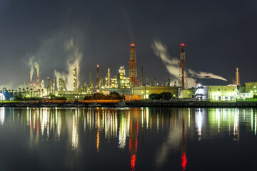 Fototapeta na wymiar 石津漁港から見た堺臨海地区の工場夜景