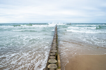 drewniany falochron na Bałtyckiej plaży
