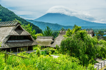 富士山を背景にした古民家