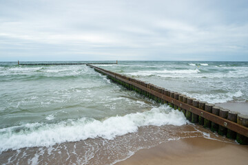 drewniany falochron na Bałtyckiej plaży © Piotr Szpakowski