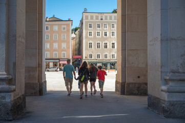 Touristen am Salzburger Residenzplatz während der Coronakrise