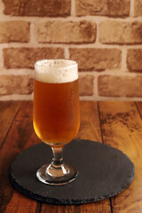 グラスに注がれた冷えたビールのクロースアップ写真