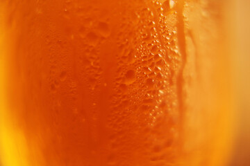 グラスに注がれた冷えたビールのクロースアップ写真